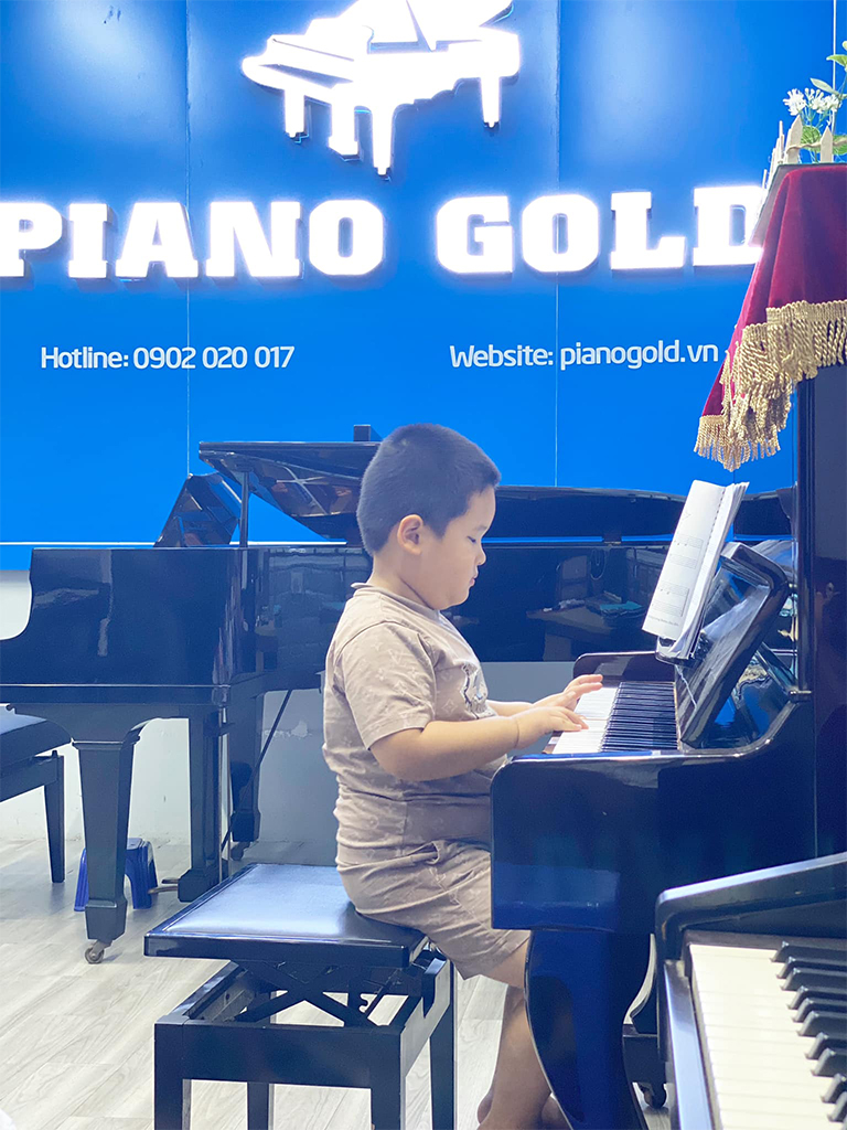 1 Học viên piano nhỏ tuổi đang theo học tại trung tâm